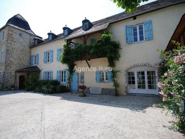 Maison de maître - Proximite oloron-sainte-marie - Réf.:205380 EXCLUSIVITE - TRES BELLE MAISON DE MAITRE EN PIERRES DU XVII EME SIECLE AVEC DEPENDANCES ET PISCINE - PRIX EN BAISSE -