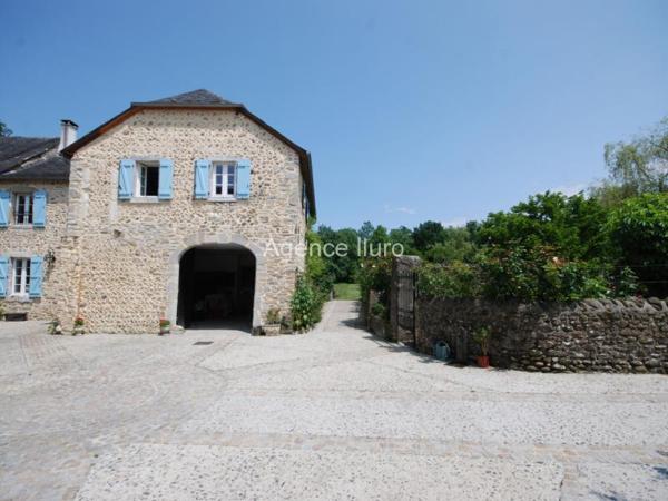 Maison de maître - Proximite oloron-sainte-marie - Réf.:205380 EXCLUSIVITE - TRES BELLE MAISON DE MAITRE EN PIERRES DU XVII EME SIECLE AVEC DEPENDANCES ET PISCINE - PRIX EN BAISSE -