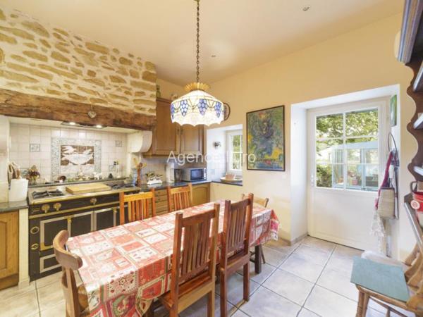 Maison de maître - Proximite oloron-sainte-marie - Réf.:205380 EXCLUSIVITE - TRES BELLE MAISON DE MAITRE EN PIERRES DU XVII EME SIECLE AVEC DEPENDANCES ET PISCINE - PRIX EN BAISSE -