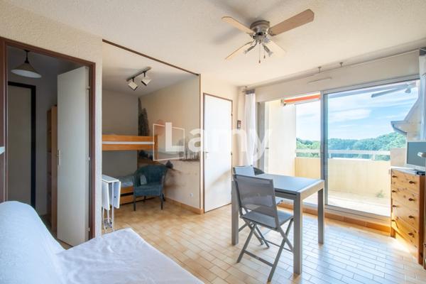 Appartement avec balcon petite vue mer et garage