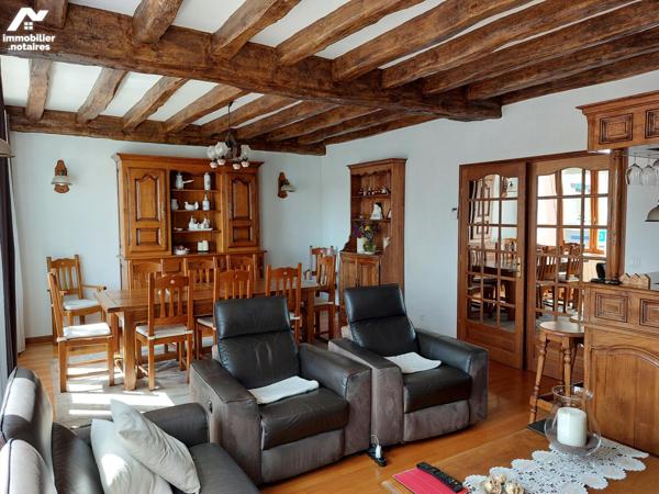 En plein centre de GOURNAY EN BRAY, maison de ville spacieuse et lumineuse.