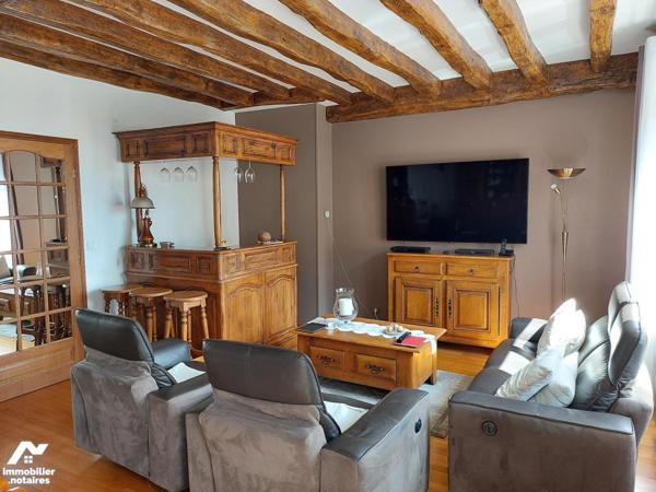 En plein centre de GOURNAY EN BRAY, maison de ville spacieuse et lumineuse.