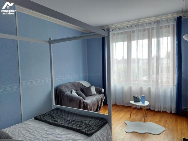 En plein centre de GOURNAY EN BRAY, maison de ville spacieuse et lumineuse.