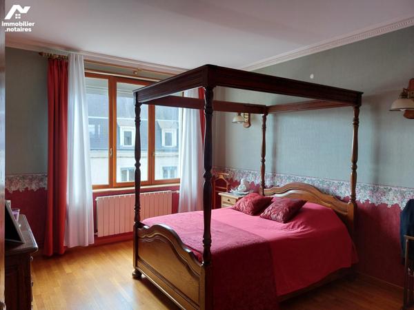 En plein centre de GOURNAY EN BRAY, maison de ville spacieuse et lumineuse.