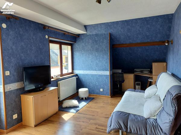 En plein centre de GOURNAY EN BRAY, maison de ville spacieuse et lumineuse.