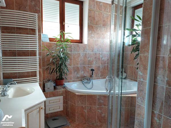 En plein centre de GOURNAY EN BRAY, maison de ville spacieuse et lumineuse.