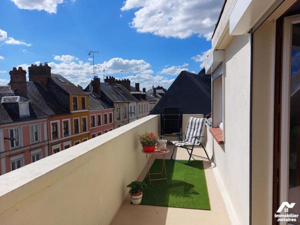 En plein centre de GOURNAY EN BRAY, maison de ville spacieuse et lumineuse.