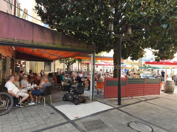 Prix du fonds : 165.000 €			Localisation : Bédarieux
 
DESCRIPTION
• Ressources humaines : affaire tenue par une gérante + 2 salariés mi-temps
• Bail : 3/6/9 renouvelable en Novembre 2028	Loyer : 940€ / mois (charges incluses dont redevance voirie), soit 4% du CA
• Horaires : 8h – 20h lundi au samedi  /  8h – 16h dimanche
• Fermeture hebdomadaire : aucune  /  Congés annuels : aucune
 
DONNÉES D’EXPLOITATION
• Nombre moyen de couverts / jour : 38	Capacité : 35 places intérieur, 50 en terrasse
• Ticket moyen : 25 € TTC	
• Volumes de café : 12 kg/semaine		
 
CHIFFRES D’EXPLOITATION
Chiffre d’affaires global 2024 : 272.000 €
Excédent Brut d'Exploitation retraité : 117.000 €
 
L’ANNONCE

VENTE BRASSERIE A BEDARIEUX SUR GRANDE RUE PRINCIPALE. Bail récent. Loyer avantageux, compte tenu de l'emplacement exceptionnel. Excellente visibilité. Capacité de 85 places assises dont 50 (et+) en terrasse. Agencements et mobilier adapté à l'activité. Moyenne de 30 couverts par jour hors saison, 45 en saison. Ticket moyen 25€ TTC le midi, 12 kilos de café par semaine. 50% du CA en limonade. Cuisine de brasserie, carte simple. Locaux respectueux des différentes normes. Établissement à reprendre clé en main, aucun salarié à reprendre. Idéale pour couple ou gérant avec son équipe.
Capacité d'amélioration du CA, si on exploite les soirées en week-end. 
Placé au coeur du centre ville, cette brasserie reconnue est un endroit conviviale ou tout le monde se rejoint pour profiter de sa grande terrasse ensoleillée. 
L'emplacement de cette brasserie à proximité directe du marché 2 fois par semaine, située sur l'artère principale de la ville, avec commerces (banques, pharmacies, coiffeurs, boutique prêt à porter.. etc). On ne peut pas la louper quand on passe devant ! La terrasse est un vrai atout par beau temps ou nombreux s'y retrouve pour apprécier un bon moment.
Amigo, point FDJ & PMU complète l'activité.

A venir, un beau projet mené par la mairie autour de cette place et celle derrière le commerce à l'horizon 2027. Pour en savoir plus discutons en ensemble