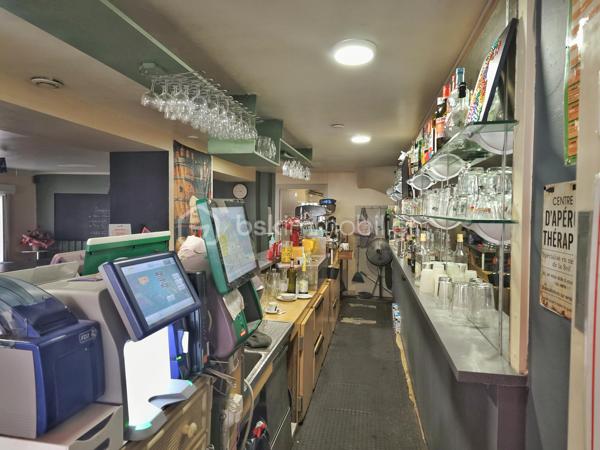 Prix du fonds : 165.000 €			Localisation : Bédarieux
 
DESCRIPTION
• Ressources humaines : affaire tenue par une gérante + 2 salariés mi-temps
• Bail : 3/6/9 renouvelable en Novembre 2028	Loyer : 940€ / mois (charges incluses dont redevance voirie), soit 4% du CA
• Horaires : 8h – 20h lundi au samedi  /  8h – 16h dimanche
• Fermeture hebdomadaire : aucune  /  Congés annuels : aucune
 
DONNÉES D’EXPLOITATION
• Nombre moyen de couverts / jour : 38	Capacité : 35 places intérieur, 50 en terrasse
• Ticket moyen : 25 € TTC	
• Volumes de café : 12 kg/semaine		
 
CHIFFRES D’EXPLOITATION
Chiffre d’affaires global 2024 : 272.000 €
Excédent Brut d'Exploitation retraité : 117.000 €
 
L’ANNONCE

VENTE BRASSERIE A BEDARIEUX SUR GRANDE RUE PRINCIPALE. Bail récent. Loyer avantageux, compte tenu de l'emplacement exceptionnel. Excellente visibilité. Capacité de 85 places assises dont 50 (et+) en terrasse. Agencements et mobilier adapté à l'activité. Moyenne de 30 couverts par jour hors saison, 45 en saison. Ticket moyen 25€ TTC le midi, 12 kilos de café par semaine. 50% du CA en limonade. Cuisine de brasserie, carte simple. Locaux respectueux des différentes normes. Établissement à reprendre clé en main, aucun salarié à reprendre. Idéale pour couple ou gérant avec son équipe.
Capacité d'amélioration du CA, si on exploite les soirées en week-end. 
Placé au coeur du centre ville, cette brasserie reconnue est un endroit conviviale ou tout le monde se rejoint pour profiter de sa grande terrasse ensoleillée. 
L'emplacement de cette brasserie à proximité directe du marché 2 fois par semaine, située sur l'artère principale de la ville, avec commerces (banques, pharmacies, coiffeurs, boutique prêt à porter.. etc). On ne peut pas la louper quand on passe devant ! La terrasse est un vrai atout par beau temps ou nombreux s'y retrouve pour apprécier un bon moment.
Amigo, point FDJ & PMU complète l'activité.

A venir, un beau projet mené par la mairie autour de cette place et celle derrière le commerce à l'horizon 2027. Pour en savoir plus discutons en ensemble