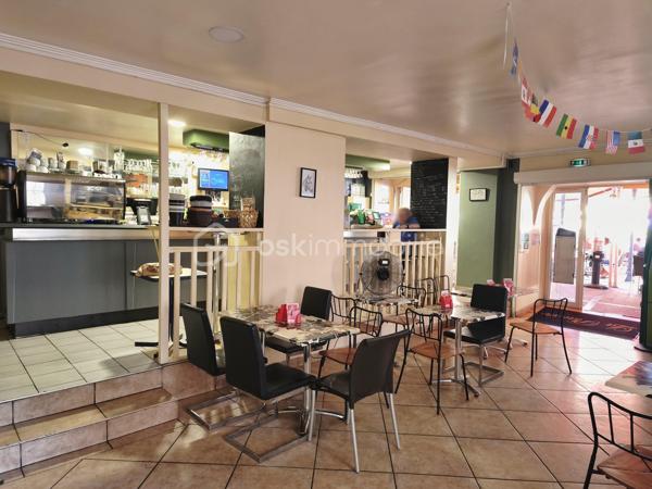 Prix du fonds : 165.000 €			Localisation : Bédarieux
 
DESCRIPTION
• Ressources humaines : affaire tenue par une gérante + 2 salariés mi-temps
• Bail : 3/6/9 renouvelable en Novembre 2028	Loyer : 940€ / mois (charges incluses dont redevance voirie), soit 4% du CA
• Horaires : 8h – 20h lundi au samedi  /  8h – 16h dimanche
• Fermeture hebdomadaire : aucune  /  Congés annuels : aucune
 
DONNÉES D’EXPLOITATION
• Nombre moyen de couverts / jour : 38	Capacité : 35 places intérieur, 50 en terrasse
• Ticket moyen : 25 € TTC	
• Volumes de café : 12 kg/semaine		
 
CHIFFRES D’EXPLOITATION
Chiffre d’affaires global 2024 : 272.000 €
Excédent Brut d'Exploitation retraité : 117.000 €
 
L’ANNONCE

VENTE BRASSERIE A BEDARIEUX SUR GRANDE RUE PRINCIPALE. Bail récent. Loyer avantageux, compte tenu de l'emplacement exceptionnel. Excellente visibilité. Capacité de 85 places assises dont 50 (et+) en terrasse. Agencements et mobilier adapté à l'activité. Moyenne de 30 couverts par jour hors saison, 45 en saison. Ticket moyen 25€ TTC le midi, 12 kilos de café par semaine. 50% du CA en limonade. Cuisine de brasserie, carte simple. Locaux respectueux des différentes normes. Établissement à reprendre clé en main, aucun salarié à reprendre. Idéale pour couple ou gérant avec son équipe.
Capacité d'amélioration du CA, si on exploite les soirées en week-end. 
Placé au coeur du centre ville, cette brasserie reconnue est un endroit conviviale ou tout le monde se rejoint pour profiter de sa grande terrasse ensoleillée. 
L'emplacement de cette brasserie à proximité directe du marché 2 fois par semaine, située sur l'artère principale de la ville, avec commerces (banques, pharmacies, coiffeurs, boutique prêt à porter.. etc). On ne peut pas la louper quand on passe devant ! La terrasse est un vrai atout par beau temps ou nombreux s'y retrouve pour apprécier un bon moment.
Amigo, point FDJ & PMU complète l'activité.

A venir, un beau projet mené par la mairie autour de cette place et celle derrière le commerce à l'horizon 2027. Pour en savoir plus discutons en ensemble