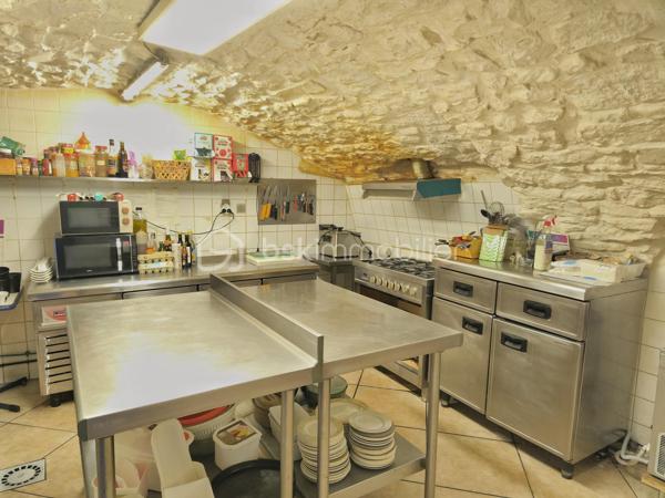Prix du fonds : 165.000 €			Localisation : Bédarieux
 
DESCRIPTION
• Ressources humaines : affaire tenue par une gérante + 2 salariés mi-temps
• Bail : 3/6/9 renouvelable en Novembre 2028	Loyer : 940€ / mois (charges incluses dont redevance voirie), soit 4% du CA
• Horaires : 8h – 20h lundi au samedi  /  8h – 16h dimanche
• Fermeture hebdomadaire : aucune  /  Congés annuels : aucune
 
DONNÉES D’EXPLOITATION
• Nombre moyen de couverts / jour : 38	Capacité : 35 places intérieur, 50 en terrasse
• Ticket moyen : 25 € TTC	
• Volumes de café : 12 kg/semaine		
 
CHIFFRES D’EXPLOITATION
Chiffre d’affaires global 2024 : 272.000 €
Excédent Brut d'Exploitation retraité : 117.000 €
 
L’ANNONCE

VENTE BRASSERIE A BEDARIEUX SUR GRANDE RUE PRINCIPALE. Bail récent. Loyer avantageux, compte tenu de l'emplacement exceptionnel. Excellente visibilité. Capacité de 85 places assises dont 50 (et+) en terrasse. Agencements et mobilier adapté à l'activité. Moyenne de 30 couverts par jour hors saison, 45 en saison. Ticket moyen 25€ TTC le midi, 12 kilos de café par semaine. 50% du CA en limonade. Cuisine de brasserie, carte simple. Locaux respectueux des différentes normes. Établissement à reprendre clé en main, aucun salarié à reprendre. Idéale pour couple ou gérant avec son équipe.
Capacité d'amélioration du CA, si on exploite les soirées en week-end. 
Placé au coeur du centre ville, cette brasserie reconnue est un endroit conviviale ou tout le monde se rejoint pour profiter de sa grande terrasse ensoleillée. 
L'emplacement de cette brasserie à proximité directe du marché 2 fois par semaine, située sur l'artère principale de la ville, avec commerces (banques, pharmacies, coiffeurs, boutique prêt à porter.. etc). On ne peut pas la louper quand on passe devant ! La terrasse est un vrai atout par beau temps ou nombreux s'y retrouve pour apprécier un bon moment.
Amigo, point FDJ & PMU complète l'activité.

A venir, un beau projet mené par la mairie autour de cette place et celle derrière le commerce à l'horizon 2027. Pour en savoir plus discutons en ensemble