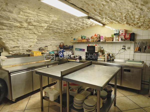 Prix du fonds : 165.000 €			Localisation : Bédarieux
 
DESCRIPTION
• Ressources humaines : affaire tenue par une gérante + 2 salariés mi-temps
• Bail : 3/6/9 renouvelable en Novembre 2028	Loyer : 940€ / mois (charges incluses dont redevance voirie), soit 4% du CA
• Horaires : 8h – 20h lundi au samedi  /  8h – 16h dimanche
• Fermeture hebdomadaire : aucune  /  Congés annuels : aucune
 
DONNÉES D’EXPLOITATION
• Nombre moyen de couverts / jour : 38	Capacité : 35 places intérieur, 50 en terrasse
• Ticket moyen : 25 € TTC	
• Volumes de café : 12 kg/semaine		
 
CHIFFRES D’EXPLOITATION
Chiffre d’affaires global 2024 : 272.000 €
Excédent Brut d'Exploitation retraité : 117.000 €
 
L’ANNONCE

VENTE BRASSERIE A BEDARIEUX SUR GRANDE RUE PRINCIPALE. Bail récent. Loyer avantageux, compte tenu de l'emplacement exceptionnel. Excellente visibilité. Capacité de 85 places assises dont 50 (et+) en terrasse. Agencements et mobilier adapté à l'activité. Moyenne de 30 couverts par jour hors saison, 45 en saison. Ticket moyen 25€ TTC le midi, 12 kilos de café par semaine. 50% du CA en limonade. Cuisine de brasserie, carte simple. Locaux respectueux des différentes normes. Établissement à reprendre clé en main, aucun salarié à reprendre. Idéale pour couple ou gérant avec son équipe.
Capacité d'amélioration du CA, si on exploite les soirées en week-end. 
Placé au coeur du centre ville, cette brasserie reconnue est un endroit conviviale ou tout le monde se rejoint pour profiter de sa grande terrasse ensoleillée. 
L'emplacement de cette brasserie à proximité directe du marché 2 fois par semaine, située sur l'artère principale de la ville, avec commerces (banques, pharmacies, coiffeurs, boutique prêt à porter.. etc). On ne peut pas la louper quand on passe devant ! La terrasse est un vrai atout par beau temps ou nombreux s'y retrouve pour apprécier un bon moment.
Amigo, point FDJ & PMU complète l'activité.

A venir, un beau projet mené par la mairie autour de cette place et celle derrière le commerce à l'horizon 2027. Pour en savoir plus discutons en ensemble