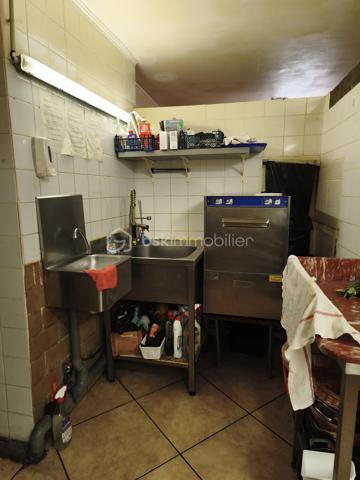 Prix du fonds : 165.000 €			Localisation : Bédarieux
 
DESCRIPTION
• Ressources humaines : affaire tenue par une gérante + 2 salariés mi-temps
• Bail : 3/6/9 renouvelable en Novembre 2028	Loyer : 940€ / mois (charges incluses dont redevance voirie), soit 4% du CA
• Horaires : 8h – 20h lundi au samedi  /  8h – 16h dimanche
• Fermeture hebdomadaire : aucune  /  Congés annuels : aucune
 
DONNÉES D’EXPLOITATION
• Nombre moyen de couverts / jour : 38	Capacité : 35 places intérieur, 50 en terrasse
• Ticket moyen : 25 € TTC	
• Volumes de café : 12 kg/semaine		
 
CHIFFRES D’EXPLOITATION
Chiffre d’affaires global 2024 : 272.000 €
Excédent Brut d'Exploitation retraité : 117.000 €
 
L’ANNONCE

VENTE BRASSERIE A BEDARIEUX SUR GRANDE RUE PRINCIPALE. Bail récent. Loyer avantageux, compte tenu de l'emplacement exceptionnel. Excellente visibilité. Capacité de 85 places assises dont 50 (et+) en terrasse. Agencements et mobilier adapté à l'activité. Moyenne de 30 couverts par jour hors saison, 45 en saison. Ticket moyen 25€ TTC le midi, 12 kilos de café par semaine. 50% du CA en limonade. Cuisine de brasserie, carte simple. Locaux respectueux des différentes normes. Établissement à reprendre clé en main, aucun salarié à reprendre. Idéale pour couple ou gérant avec son équipe.
Capacité d'amélioration du CA, si on exploite les soirées en week-end. 
Placé au coeur du centre ville, cette brasserie reconnue est un endroit conviviale ou tout le monde se rejoint pour profiter de sa grande terrasse ensoleillée. 
L'emplacement de cette brasserie à proximité directe du marché 2 fois par semaine, située sur l'artère principale de la ville, avec commerces (banques, pharmacies, coiffeurs, boutique prêt à porter.. etc). On ne peut pas la louper quand on passe devant ! La terrasse est un vrai atout par beau temps ou nombreux s'y retrouve pour apprécier un bon moment.
Amigo, point FDJ & PMU complète l'activité.

A venir, un beau projet mené par la mairie autour de cette place et celle derrière le commerce à l'horizon 2027. Pour en savoir plus discutons en ensemble
