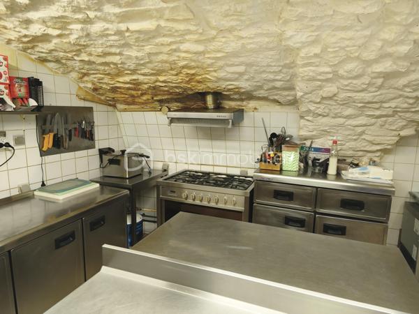 Prix du fonds : 165.000 €			Localisation : Bédarieux
 
DESCRIPTION
• Ressources humaines : affaire tenue par une gérante + 2 salariés mi-temps
• Bail : 3/6/9 renouvelable en Novembre 2028	Loyer : 940€ / mois (charges incluses dont redevance voirie), soit 4% du CA
• Horaires : 8h – 20h lundi au samedi  /  8h – 16h dimanche
• Fermeture hebdomadaire : aucune  /  Congés annuels : aucune
 
DONNÉES D’EXPLOITATION
• Nombre moyen de couverts / jour : 38	Capacité : 35 places intérieur, 50 en terrasse
• Ticket moyen : 25 € TTC	
• Volumes de café : 12 kg/semaine		
 
CHIFFRES D’EXPLOITATION
Chiffre d’affaires global 2024 : 272.000 €
Excédent Brut d'Exploitation retraité : 117.000 €
 
L’ANNONCE

VENTE BRASSERIE A BEDARIEUX SUR GRANDE RUE PRINCIPALE. Bail récent. Loyer avantageux, compte tenu de l'emplacement exceptionnel. Excellente visibilité. Capacité de 85 places assises dont 50 (et+) en terrasse. Agencements et mobilier adapté à l'activité. Moyenne de 30 couverts par jour hors saison, 45 en saison. Ticket moyen 25€ TTC le midi, 12 kilos de café par semaine. 50% du CA en limonade. Cuisine de brasserie, carte simple. Locaux respectueux des différentes normes. Établissement à reprendre clé en main, aucun salarié à reprendre. Idéale pour couple ou gérant avec son équipe.
Capacité d'amélioration du CA, si on exploite les soirées en week-end. 
Placé au coeur du centre ville, cette brasserie reconnue est un endroit conviviale ou tout le monde se rejoint pour profiter de sa grande terrasse ensoleillée. 
L'emplacement de cette brasserie à proximité directe du marché 2 fois par semaine, située sur l'artère principale de la ville, avec commerces (banques, pharmacies, coiffeurs, boutique prêt à porter.. etc). On ne peut pas la louper quand on passe devant ! La terrasse est un vrai atout par beau temps ou nombreux s'y retrouve pour apprécier un bon moment.
Amigo, point FDJ & PMU complète l'activité.

A venir, un beau projet mené par la mairie autour de cette place et celle derrière le commerce à l'horizon 2027. Pour en savoir plus discutons en ensemble
