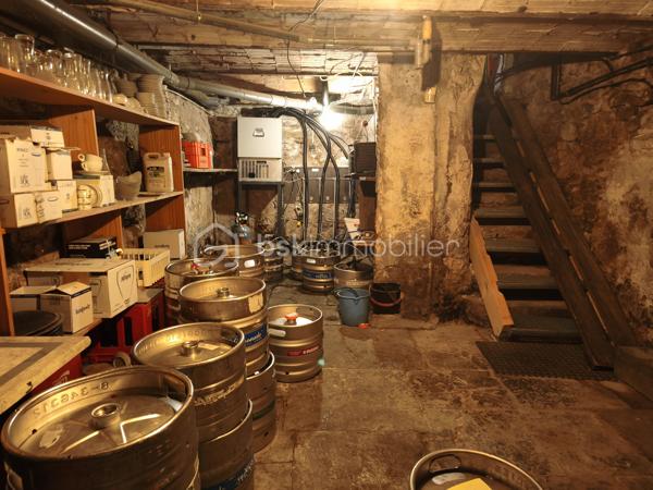 Prix du fonds : 165.000 €			Localisation : Bédarieux
 
DESCRIPTION
• Ressources humaines : affaire tenue par une gérante + 2 salariés mi-temps
• Bail : 3/6/9 renouvelable en Novembre 2028	Loyer : 940€ / mois (charges incluses dont redevance voirie), soit 4% du CA
• Horaires : 8h – 20h lundi au samedi  /  8h – 16h dimanche
• Fermeture hebdomadaire : aucune  /  Congés annuels : aucune
 
DONNÉES D’EXPLOITATION
• Nombre moyen de couverts / jour : 38	Capacité : 35 places intérieur, 50 en terrasse
• Ticket moyen : 25 € TTC	
• Volumes de café : 12 kg/semaine		
 
CHIFFRES D’EXPLOITATION
Chiffre d’affaires global 2024 : 272.000 €
Excédent Brut d'Exploitation retraité : 117.000 €
 
L’ANNONCE

VENTE BRASSERIE A BEDARIEUX SUR GRANDE RUE PRINCIPALE. Bail récent. Loyer avantageux, compte tenu de l'emplacement exceptionnel. Excellente visibilité. Capacité de 85 places assises dont 50 (et+) en terrasse. Agencements et mobilier adapté à l'activité. Moyenne de 30 couverts par jour hors saison, 45 en saison. Ticket moyen 25€ TTC le midi, 12 kilos de café par semaine. 50% du CA en limonade. Cuisine de brasserie, carte simple. Locaux respectueux des différentes normes. Établissement à reprendre clé en main, aucun salarié à reprendre. Idéale pour couple ou gérant avec son équipe.
Capacité d'amélioration du CA, si on exploite les soirées en week-end. 
Placé au coeur du centre ville, cette brasserie reconnue est un endroit conviviale ou tout le monde se rejoint pour profiter de sa grande terrasse ensoleillée. 
L'emplacement de cette brasserie à proximité directe du marché 2 fois par semaine, située sur l'artère principale de la ville, avec commerces (banques, pharmacies, coiffeurs, boutique prêt à porter.. etc). On ne peut pas la louper quand on passe devant ! La terrasse est un vrai atout par beau temps ou nombreux s'y retrouve pour apprécier un bon moment.
Amigo, point FDJ & PMU complète l'activité.

A venir, un beau projet mené par la mairie autour de cette place et celle derrière le commerce à l'horizon 2027. Pour en savoir plus discutons en ensemble