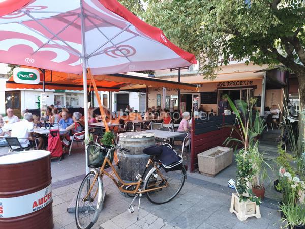 Prix du fonds : 165.000 €			Localisation : Bédarieux
 
DESCRIPTION
• Ressources humaines : affaire tenue par une gérante + 2 salariés mi-temps
• Bail : 3/6/9 renouvelable en Novembre 2028	Loyer : 940€ / mois (charges incluses dont redevance voirie), soit 4% du CA
• Horaires : 8h – 20h lundi au samedi  /  8h – 16h dimanche
• Fermeture hebdomadaire : aucune  /  Congés annuels : aucune
 
DONNÉES D’EXPLOITATION
• Nombre moyen de couverts / jour : 38	Capacité : 35 places intérieur, 50 en terrasse
• Ticket moyen : 25 € TTC	
• Volumes de café : 12 kg/semaine		
 
CHIFFRES D’EXPLOITATION
Chiffre d’affaires global 2024 : 272.000 €
Excédent Brut d'Exploitation retraité : 117.000 €
 
L’ANNONCE

VENTE BRASSERIE A BEDARIEUX SUR GRANDE RUE PRINCIPALE. Bail récent. Loyer avantageux, compte tenu de l'emplacement exceptionnel. Excellente visibilité. Capacité de 85 places assises dont 50 (et+) en terrasse. Agencements et mobilier adapté à l'activité. Moyenne de 30 couverts par jour hors saison, 45 en saison. Ticket moyen 25€ TTC le midi, 12 kilos de café par semaine. 50% du CA en limonade. Cuisine de brasserie, carte simple. Locaux respectueux des différentes normes. Établissement à reprendre clé en main, aucun salarié à reprendre. Idéale pour couple ou gérant avec son équipe.
Capacité d'amélioration du CA, si on exploite les soirées en week-end. 
Placé au coeur du centre ville, cette brasserie reconnue est un endroit conviviale ou tout le monde se rejoint pour profiter de sa grande terrasse ensoleillée. 
L'emplacement de cette brasserie à proximité directe du marché 2 fois par semaine, située sur l'artère principale de la ville, avec commerces (banques, pharmacies, coiffeurs, boutique prêt à porter.. etc). On ne peut pas la louper quand on passe devant ! La terrasse est un vrai atout par beau temps ou nombreux s'y retrouve pour apprécier un bon moment.
Amigo, point FDJ & PMU complète l'activité.

A venir, un beau projet mené par la mairie autour de cette place et celle derrière le commerce à l'horizon 2027. Pour en savoir plus discutons en ensemble