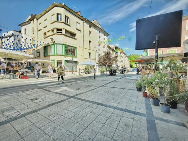 Prix du fonds : 165.000 €			Localisation : Bédarieux
 
DESCRIPTION
• Ressources humaines : affaire tenue par une gérante + 2 salariés mi-temps
• Bail : 3/6/9 renouvelable en Novembre 2028	Loyer : 940€ / mois (charges incluses dont redevance voirie), soit 4% du CA
• Horaires : 8h – 20h lundi au samedi  /  8h – 16h dimanche
• Fermeture hebdomadaire : aucune  /  Congés annuels : aucune
 
DONNÉES D’EXPLOITATION
• Nombre moyen de couverts / jour : 38	Capacité : 35 places intérieur, 50 en terrasse
• Ticket moyen : 25 € TTC	
• Volumes de café : 12 kg/semaine		
 
CHIFFRES D’EXPLOITATION
Chiffre d’affaires global 2024 : 272.000 €
Excédent Brut d'Exploitation retraité : 117.000 €
 
L’ANNONCE

VENTE BRASSERIE A BEDARIEUX SUR GRANDE RUE PRINCIPALE. Bail récent. Loyer avantageux, compte tenu de l'emplacement exceptionnel. Excellente visibilité. Capacité de 85 places assises dont 50 (et+) en terrasse. Agencements et mobilier adapté à l'activité. Moyenne de 30 couverts par jour hors saison, 45 en saison. Ticket moyen 25€ TTC le midi, 12 kilos de café par semaine. 50% du CA en limonade. Cuisine de brasserie, carte simple. Locaux respectueux des différentes normes. Établissement à reprendre clé en main, aucun salarié à reprendre. Idéale pour couple ou gérant avec son équipe.
Capacité d'amélioration du CA, si on exploite les soirées en week-end. 
Placé au coeur du centre ville, cette brasserie reconnue est un endroit conviviale ou tout le monde se rejoint pour profiter de sa grande terrasse ensoleillée. 
L'emplacement de cette brasserie à proximité directe du marché 2 fois par semaine, située sur l'artère principale de la ville, avec commerces (banques, pharmacies, coiffeurs, boutique prêt à porter.. etc). On ne peut pas la louper quand on passe devant ! La terrasse est un vrai atout par beau temps ou nombreux s'y retrouve pour apprécier un bon moment.
Amigo, point FDJ & PMU complète l'activité.

A venir, un beau projet mené par la mairie autour de cette place et celle derrière le commerce à l'horizon 2027. Pour en savoir plus discutons en ensemble