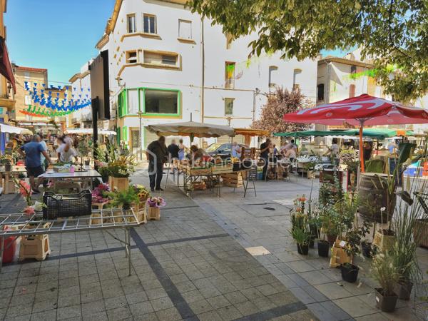 Prix du fonds : 165.000 €			Localisation : Bédarieux
 
DESCRIPTION
• Ressources humaines : affaire tenue par une gérante + 2 salariés mi-temps
• Bail : 3/6/9 renouvelable en Novembre 2028	Loyer : 940€ / mois (charges incluses dont redevance voirie), soit 4% du CA
• Horaires : 8h – 20h lundi au samedi  /  8h – 16h dimanche
• Fermeture hebdomadaire : aucune  /  Congés annuels : aucune
 
DONNÉES D’EXPLOITATION
• Nombre moyen de couverts / jour : 38	Capacité : 35 places intérieur, 50 en terrasse
• Ticket moyen : 25 € TTC	
• Volumes de café : 12 kg/semaine		
 
CHIFFRES D’EXPLOITATION
Chiffre d’affaires global 2024 : 272.000 €
Excédent Brut d'Exploitation retraité : 117.000 €
 
L’ANNONCE

VENTE BRASSERIE A BEDARIEUX SUR GRANDE RUE PRINCIPALE. Bail récent. Loyer avantageux, compte tenu de l'emplacement exceptionnel. Excellente visibilité. Capacité de 85 places assises dont 50 (et+) en terrasse. Agencements et mobilier adapté à l'activité. Moyenne de 30 couverts par jour hors saison, 45 en saison. Ticket moyen 25€ TTC le midi, 12 kilos de café par semaine. 50% du CA en limonade. Cuisine de brasserie, carte simple. Locaux respectueux des différentes normes. Établissement à reprendre clé en main, aucun salarié à reprendre. Idéale pour couple ou gérant avec son équipe.
Capacité d'amélioration du CA, si on exploite les soirées en week-end. 
Placé au coeur du centre ville, cette brasserie reconnue est un endroit conviviale ou tout le monde se rejoint pour profiter de sa grande terrasse ensoleillée. 
L'emplacement de cette brasserie à proximité directe du marché 2 fois par semaine, située sur l'artère principale de la ville, avec commerces (banques, pharmacies, coiffeurs, boutique prêt à porter.. etc). On ne peut pas la louper quand on passe devant ! La terrasse est un vrai atout par beau temps ou nombreux s'y retrouve pour apprécier un bon moment.
Amigo, point FDJ & PMU complète l'activité.

A venir, un beau projet mené par la mairie autour de cette place et celle derrière le commerce à l'horizon 2027. Pour en savoir plus discutons en ensemble