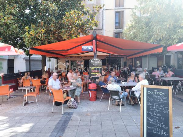 Prix du fonds : 165.000 €			Localisation : Bédarieux
 
DESCRIPTION
• Ressources humaines : affaire tenue par une gérante + 2 salariés mi-temps
• Bail : 3/6/9 renouvelable en Novembre 2028	Loyer : 940€ / mois (charges incluses dont redevance voirie), soit 4% du CA
• Horaires : 8h – 20h lundi au samedi  /  8h – 16h dimanche
• Fermeture hebdomadaire : aucune  /  Congés annuels : aucune
 
DONNÉES D’EXPLOITATION
• Nombre moyen de couverts / jour : 38	Capacité : 35 places intérieur, 50 en terrasse
• Ticket moyen : 25 € TTC	
• Volumes de café : 12 kg/semaine		
 
CHIFFRES D’EXPLOITATION
Chiffre d’affaires global 2024 : 272.000 €
Excédent Brut d'Exploitation retraité : 117.000 €
 
L’ANNONCE

VENTE BRASSERIE A BEDARIEUX SUR GRANDE RUE PRINCIPALE. Bail récent. Loyer avantageux, compte tenu de l'emplacement exceptionnel. Excellente visibilité. Capacité de 85 places assises dont 50 (et+) en terrasse. Agencements et mobilier adapté à l'activité. Moyenne de 30 couverts par jour hors saison, 45 en saison. Ticket moyen 25€ TTC le midi, 12 kilos de café par semaine. 50% du CA en limonade. Cuisine de brasserie, carte simple. Locaux respectueux des différentes normes. Établissement à reprendre clé en main, aucun salarié à reprendre. Idéale pour couple ou gérant avec son équipe.
Capacité d'amélioration du CA, si on exploite les soirées en week-end. 
Placé au coeur du centre ville, cette brasserie reconnue est un endroit conviviale ou tout le monde se rejoint pour profiter de sa grande terrasse ensoleillée. 
L'emplacement de cette brasserie à proximité directe du marché 2 fois par semaine, située sur l'artère principale de la ville, avec commerces (banques, pharmacies, coiffeurs, boutique prêt à porter.. etc). On ne peut pas la louper quand on passe devant ! La terrasse est un vrai atout par beau temps ou nombreux s'y retrouve pour apprécier un bon moment.
Amigo, point FDJ & PMU complète l'activité.

A venir, un beau projet mené par la mairie autour de cette place et celle derrière le commerce à l'horizon 2027. Pour en savoir plus discutons en ensemble