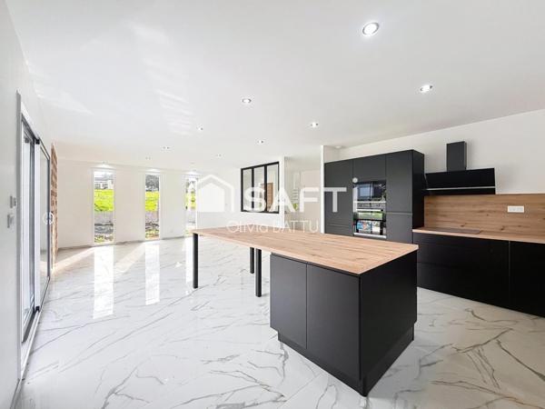 Dans un environnement paisible et résidentiel de Bulgnéville, venez découvrir cette magnifique maison neuve de plain-pied, construite en 2024, alliant confort moderne et fonctionnalité.