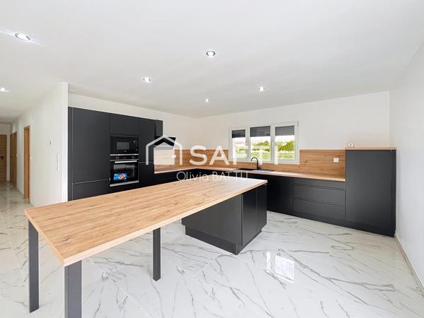 Dans un environnement paisible et résidentiel de Bulgnéville, venez découvrir cette magnifique maison neuve de plain-pied, construite en 2024, alliant confort moderne et fonctionnalité.