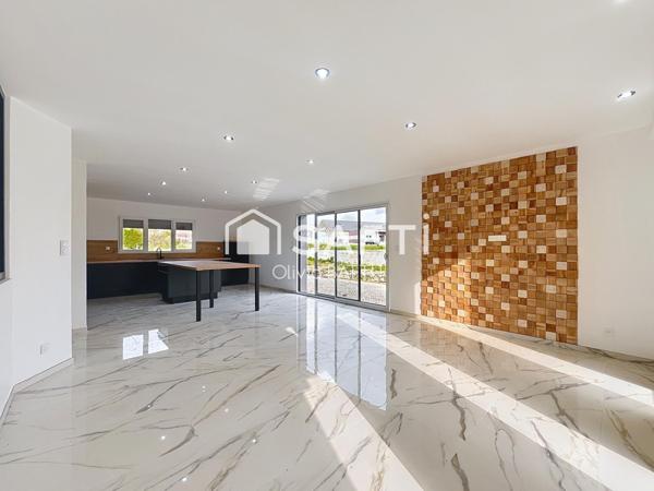 Dans un environnement paisible et résidentiel de Bulgnéville, venez découvrir cette magnifique maison neuve de plain-pied, construite en 2024, alliant confort moderne et fonctionnalité.