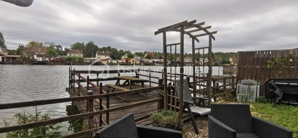 🎣 À VENDRE – CABANE DE PÊCHEUR

Charmante cabane plein sud sur 139 m² de terrain, comprenant pièce de vie, cuisine, chambre et point d’eau.

🎣 Cabanon avec toilette 
 ⛱️ Ponton à rénover.

🌿 Un petit coin de paradis pour les amoureux de pêche et de nature !