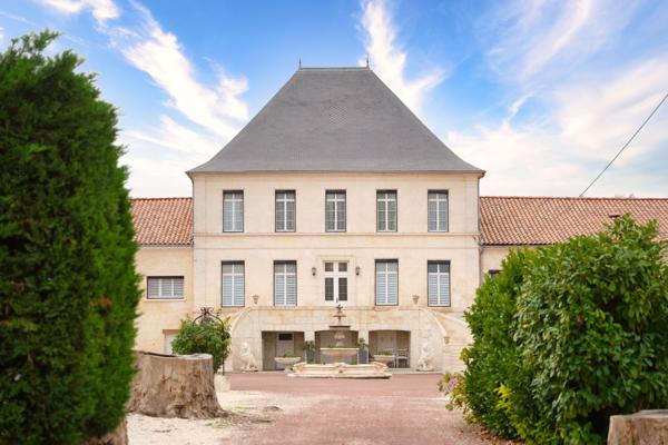 Vente Maison de maître Roullet-Saint-Estèphe 46 Pièces 1974 m²
