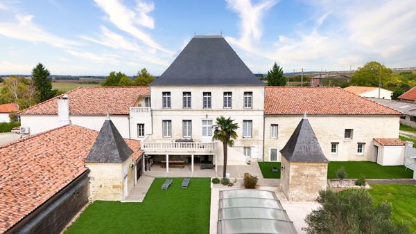 Vente Maison de maître Roullet-Saint-Estèphe 46 Pièces 1974 m²