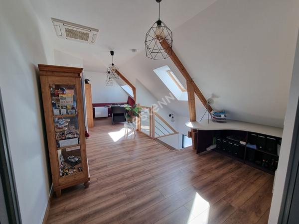 A vendre centre de MONTGERMONT, maison 4 chambres entièrement rénovée, parcelle de 601m², 163 m² habitable, sous-sol complet