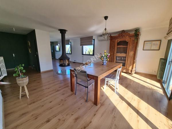 A vendre centre de MONTGERMONT, maison 4 chambres entièrement rénovée, parcelle de 601m², 163 m² habitable, sous-sol complet