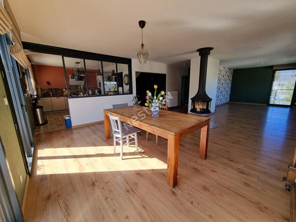 A vendre centre de MONTGERMONT, maison 4 chambres entièrement rénovée, parcelle de 601m², 163 m² habitable, sous-sol complet