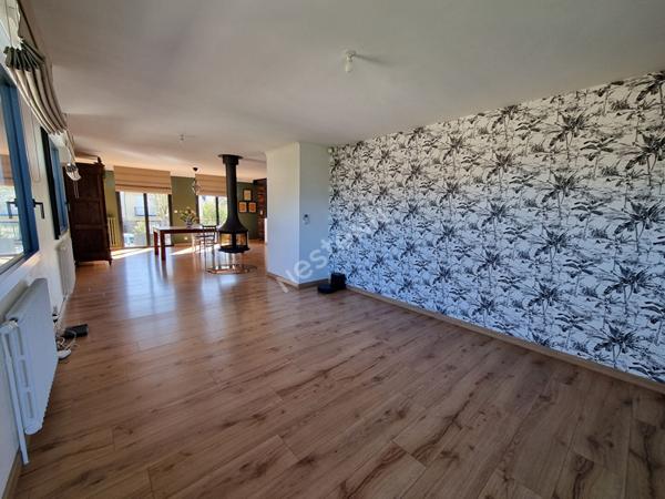 A vendre centre de MONTGERMONT, maison 4 chambres entièrement rénovée, parcelle de 601m², 163 m² habitable, sous-sol complet