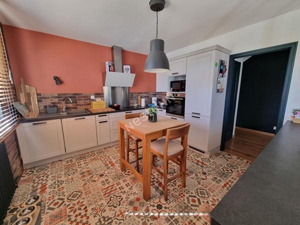 A vendre centre de MONTGERMONT, maison 4 chambres entièrement rénovée, parcelle de 601m², 163 m² habitable, sous-sol complet