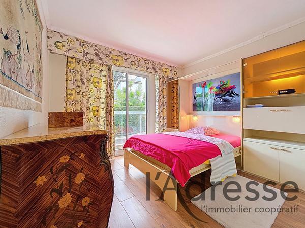 Appartement en RDJ 4 pièces 98m2 avec jardin, garage et piscine à Mandelieu