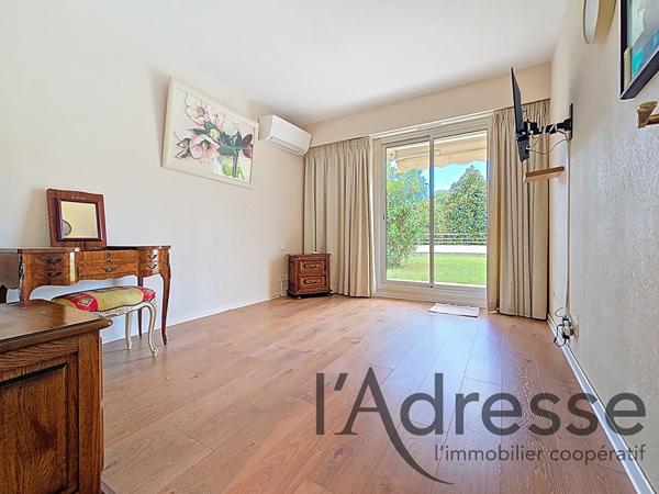 Appartement en RDJ 4 pièces 98m2 avec jardin, garage et piscine à Mandelieu