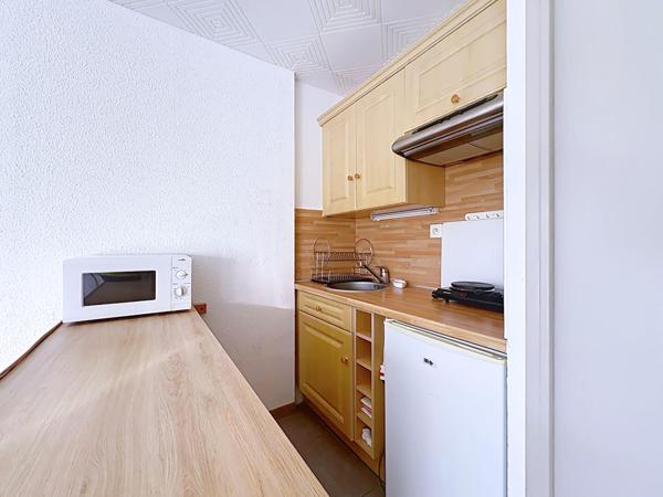 Charmant appartement studio cabine lumineux de 24.85 m2 avec loggia et vue dégagée, cellier & parking privatif à Gruissan entre le Grazel et le Port