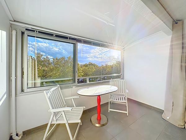 Charmant appartement studio cabine lumineux de 24.85 m2 avec loggia et vue dégagée, cellier & parking privatif à Gruissan entre le Grazel et le Port