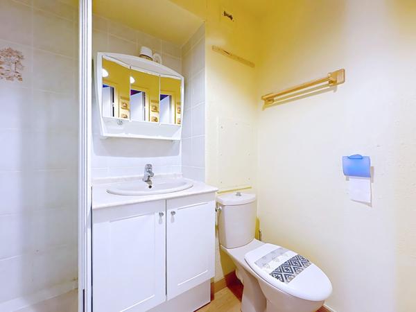 Charmant appartement studio cabine lumineux de 24.85 m2 avec loggia et vue dégagée, cellier & parking privatif à Gruissan entre le Grazel et le Port