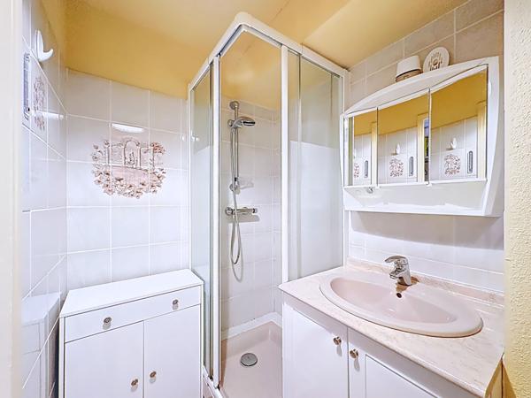 Charmant appartement studio cabine lumineux de 24.85 m2 avec loggia et vue dégagée, cellier & parking privatif à Gruissan entre le Grazel et le Port