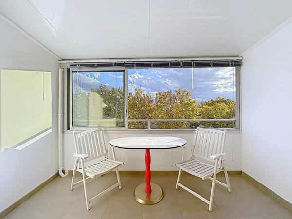 Charmant appartement studio cabine lumineux de 24.85 m2 avec loggia et vue dégagée, cellier & parking privatif à Gruissan entre le Grazel et le Port