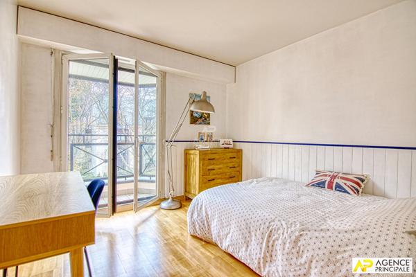 Versailles Montreuil Glatigny - Appartement 4 pièces 93 m² environ situé au 2eme étage avec ascenseur, cave et double parking en sous-sol €649 000 ** - Référence 27268