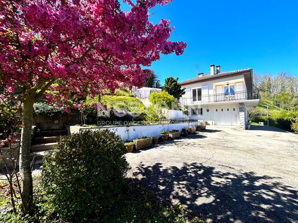 GRAND MAISON SUR VASTE TERRAIN ET DEPENDANCE