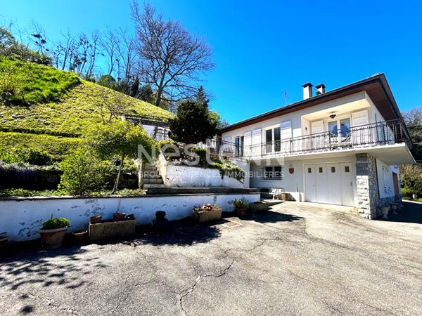 GRAND MAISON SUR VASTE TERRAIN ET DEPENDANCE