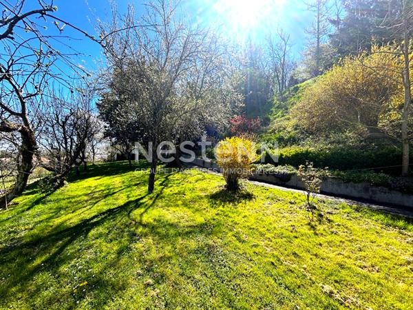 GRAND MAISON SUR VASTE TERRAIN ET DEPENDANCE