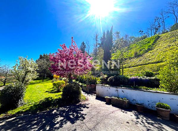 GRAND MAISON SUR VASTE TERRAIN ET DEPENDANCE