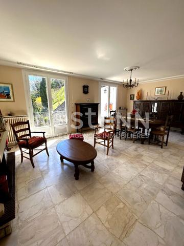 GRAND MAISON SUR VASTE TERRAIN ET DEPENDANCE