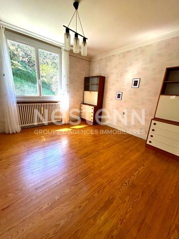 GRAND MAISON SUR VASTE TERRAIN ET DEPENDANCE