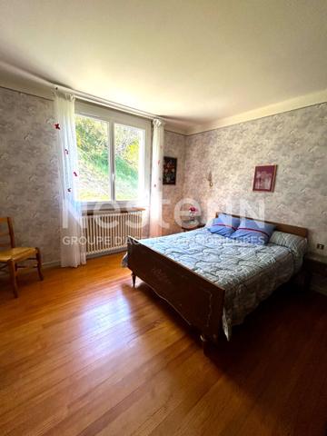 GRAND MAISON SUR VASTE TERRAIN ET DEPENDANCE