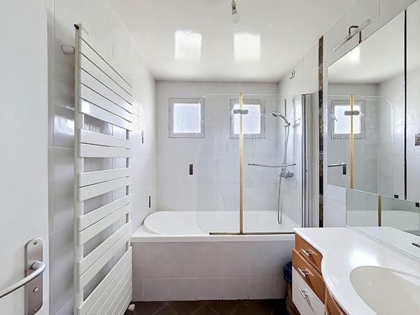 Maison Saint Sylvain D'Anjou - 6 pièces - 209 m2